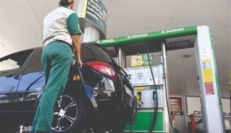 Petrobras reduz preço da gasolina em 5% nas refinarias a partir de sábado; valor do diesel é mantido