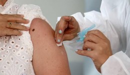Vacinação contra covid continua neste domingo (7) no sistema Drive thru para idosos com mais de 80 anos