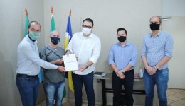 Prefeitura entrega 139 escrituras para moradores de Dourados