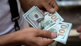 Dólar cai para R$ 5,22 e renova mínima desde janeiro