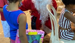 Vereador se veste de papai Noel para levar alegria às crianças órfãs