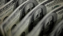 Dólar opera em queda, a R$ 5,22; Bolsa sobe após melhora em Wall Street