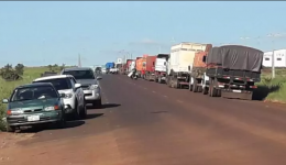 Contra o aumento dos combustíveis, caminhoneiros entram em greve no Paraguai