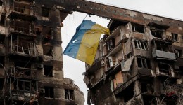 Cidade de Donbas é destruída por russos, anuncia Zelensky