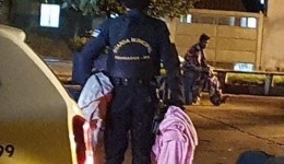 Guarda Municipal cuidando dos moradores de rua distribui cobertores e acolhimento