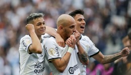 Corinthians vence Goiás e empata em pontos com líder Palmeiras