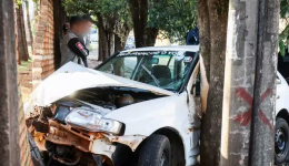 Adolescente de 17 anos bate carro em muro na Capital