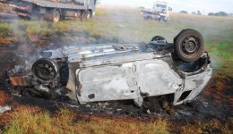Veículo carregado com maconha pega fogo após capotar na MS-338