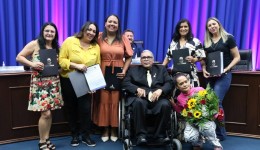 Creusimar Barbosa homenageia profissionais da educação municipal