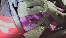 Polícia apreende mais de 400 quilos de drogas em carro capotado