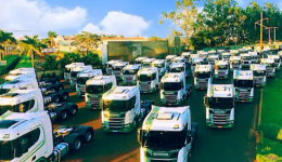 Transportadora manda todos seus caminhões para frente de quartel em Dourados