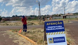 Prefeitura Municipal de Dourados intensifica a limpeza dos canteiros e vias