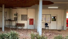 Após reboco de teto de escola estadual desabar em Dourados alunos tem local de entrada alterado
