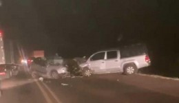 Uma pessoa morre em acidente entre caminhonete e carro de passeio