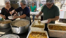 Prefeitura e CEIA preparam alimentos para atender vítimas do temporal