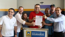 Alan Guedes entrega Cartão Construção para famílias do Ouro Fino e Ibiza