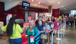Prefeitura leva crianças e idosos para sessão de cinema e diversão