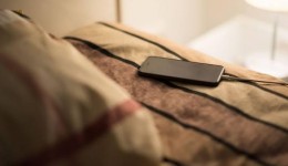 Dormir perto de iPhone em carregamento é perigoso, alerta Apple