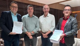 Alan Guedes entrega à Eduardo Riedel projeto para recapeamento no Água Boa e BNH 4º Plano