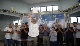 Prefeito Alan Guedes assina duas ordens de serviços e um contrato, totalizando investimentos de mais de R$ 23 milhões